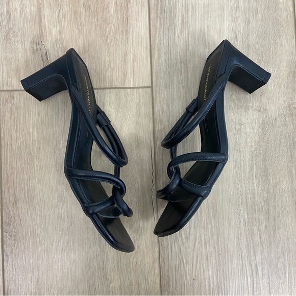 Intentionally Blank Willow Black Leather Sandal Size 5 - Picture 8 of 12